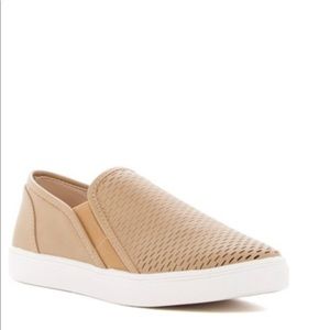 Steve Madden Tan slip Ons